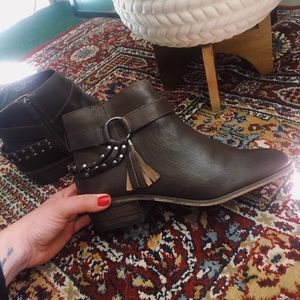 Brown ankle boots Chinese laundry